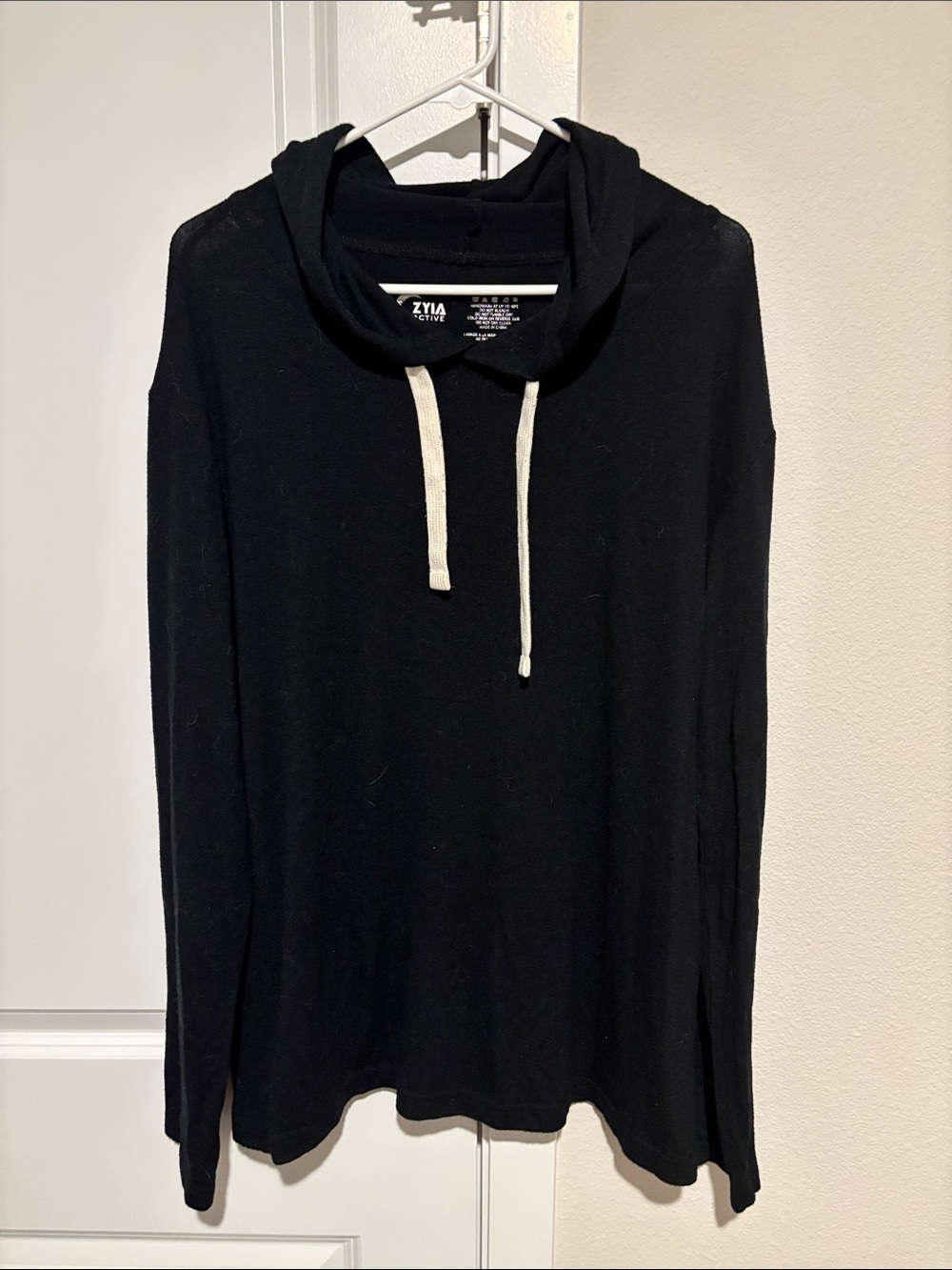 Zyia XL Women’s Lightweight Black Hooded Long-Sleeve Top